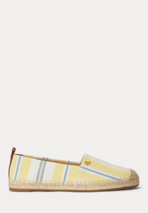 Gul- og hvitstripet slip-on espadrille med blå aksenter, sydd jutesåle og liten gyllen logo nær toppen.