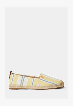 Geel-wit gestreepte instap-espadrille met blauwe accenten, gestikte juten zool en een klein gouden logo vlak bij de bovenkant.