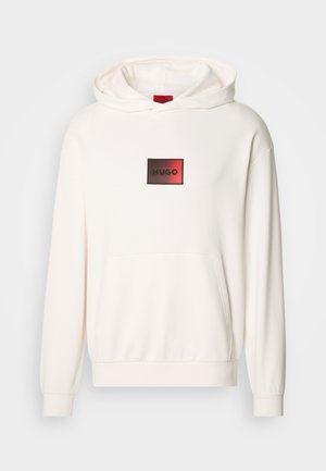 Fehér kapucnis pulóver elülső zsebbel, fekete téglalap alakú címkével, rajta piros betűkkel "HUGO" felirattal, a mellkas közepén. Puha szövettextúra.