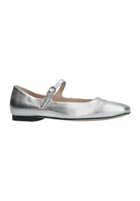 Zilverkleurige metallic balletschoen met een ronde neus, verstelbare band en een lage hak. Gladde textuur en minimalistisch ontwerp.