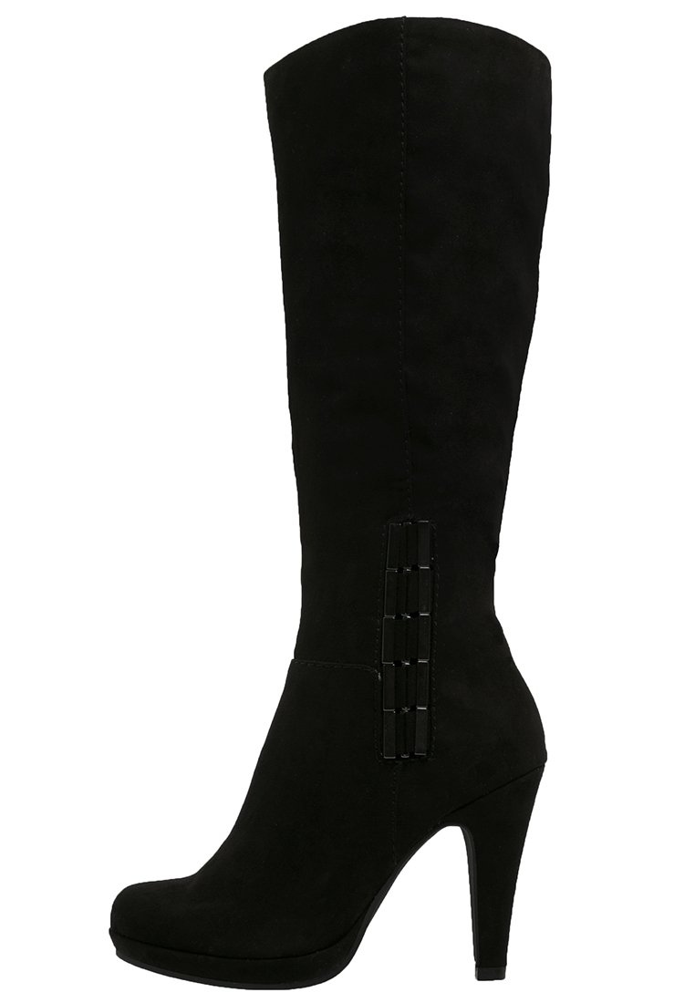 Botte noire en daim, montant jusqu'au genou, avec un bout rond, un haut talon aiguille et des accents décoratifs verticaux sur le côté extérieur.