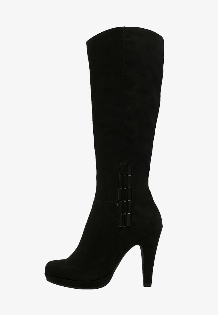 Botte noire en daim, montant jusqu'au genou, avec un bout rond, un haut talon aiguille et des accents décoratifs verticaux sur le côté extérieur.