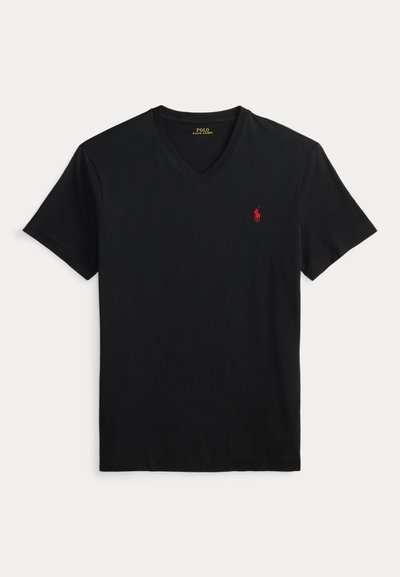 Schwarzes T-Shirt mit V-Ausschnitt und kurzen Ärmeln sowie kleinem rotem Polo Ralph Lauren Logo auf der linken Brust.
