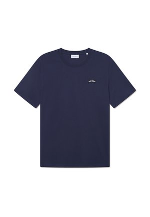T-shirt en coton bleu marine avec col rond, manches courtes et un petit logo de marque sur la poitrine gauche. Texture lisse, design simple.