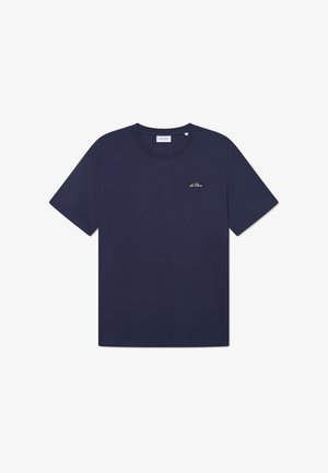 Marineblå bomuld t-shirt med rund hals, korte ærmer og et lille brandlogo på venstre bryst. Glat tekstur, enkel design.