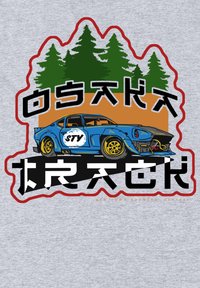 Grafika zobrazuje modré vintage auto se žlutými disky, umístěné před zelenými stromy a oranžovým pozadím. Text obsahuje stylizované postavy a branding.
