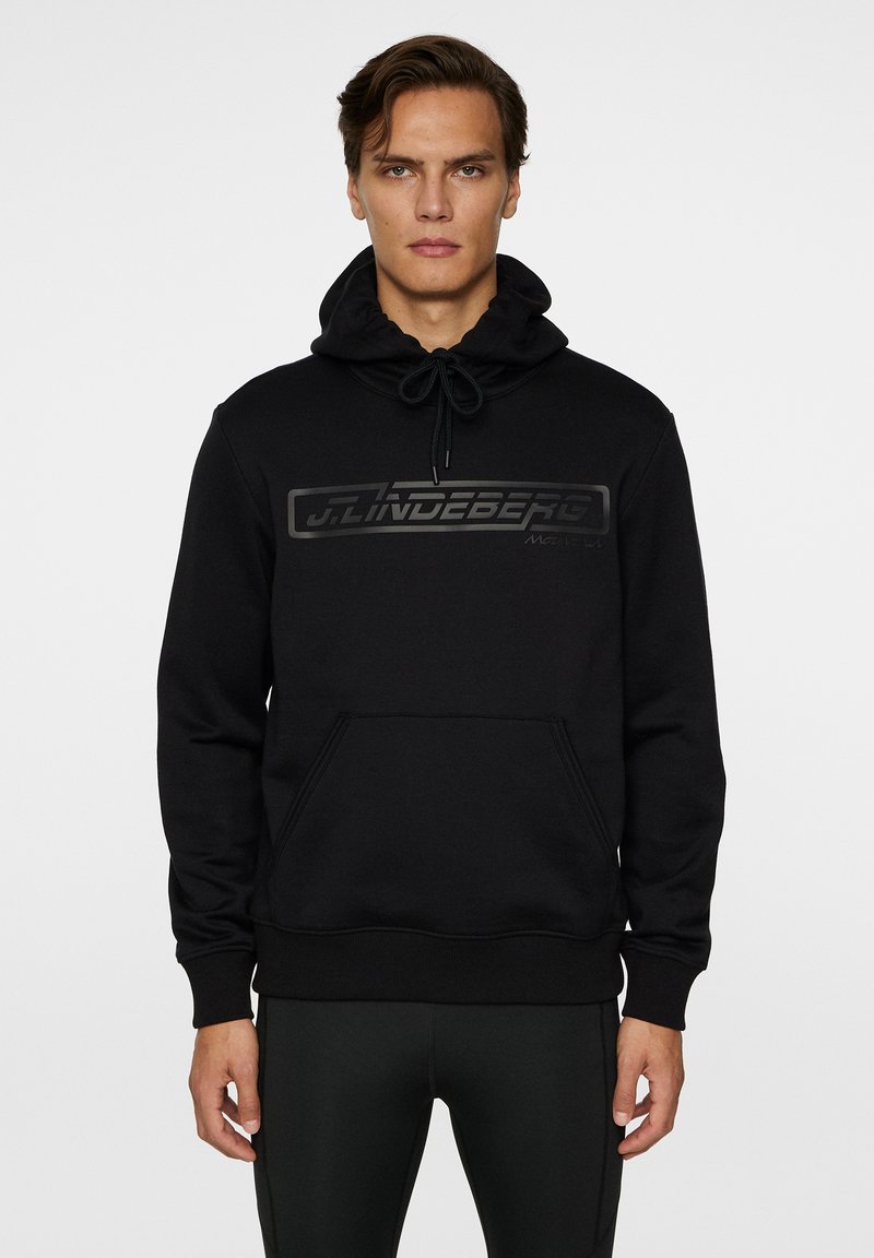 Musta huppari, jossa on nyörityksellä varustettu huppu, kengurupocket ja mattamusta logo edessä. Ribbaatut hihansuut ja helma viimeistelevät suunnittelun.