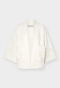 Veste kimono blanche à ouverture frontale, manches larges et broderie florale subtile, avec une poche avant et une étiquette "lollys laundry" à l’intérieur.