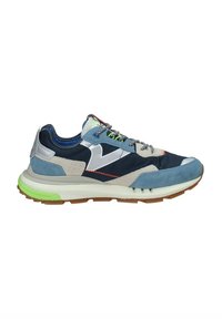 Sneaker blu navy e azzurro chiaro realizzato in materiali scamosciati e in rete, con accenti riflettenti, lacci a fantasia e una suola verde. Design chunky con dettagli testurizzati.