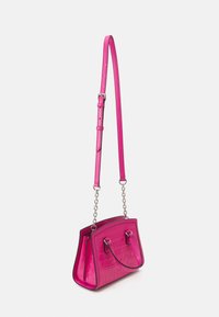 Borsa in ecopelle rosa effetto coccodrillo con design strutturato, doppi manici, tracolla regolabile e dettagli in metallo argentato.
