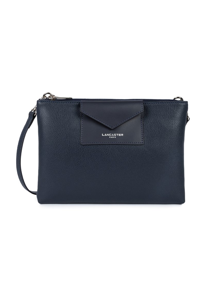 Borsa a tracolla in pelle blu navy con finitura testurizzata, tasca a patta, hardware in argento e tracolla regolabile, caratterizzata dal logo del marchio impresso sulla parte anteriore.