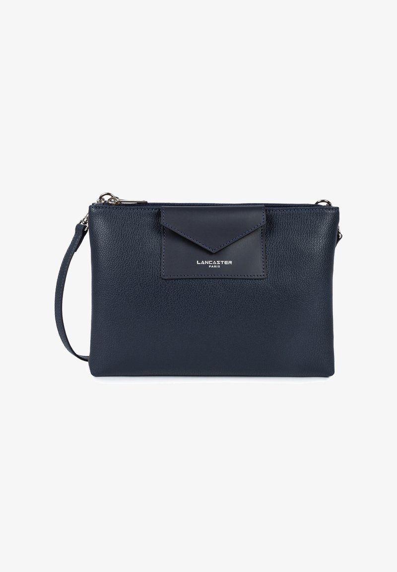 Borsa a tracolla in pelle blu navy con finitura testurizzata, tasca a patta, hardware in argento e tracolla regolabile, caratterizzata dal logo del marchio impresso sulla parte anteriore.