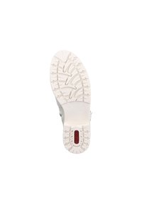 Suela de zapatilla blanca con un patrón de relieve texturizado para tracción, con un logotipo de acento rojo y una ligera curvatura en el talón.
