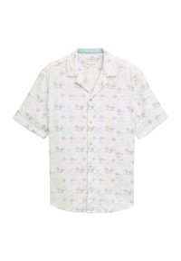 Korte mouwen overhemd van lichte stof, met een witte achtergrond en subtiele patronen van palmbomen en golven in pastelkleuren.
