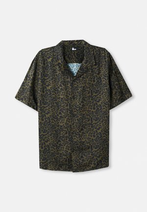 Chemise à manches courtes de couleur vert foncé avec un imprimé léopard abstrait noir, dotée d'un devant à boutons et d'un col. Tissu au toucher lisse.