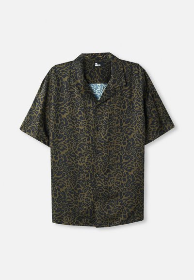 Camicia a maniche corte di colore verde scuro con stampa leopardata astratta nera, dotata di chiusura a bottoni e colletto. Tessuto dalla consistenza liscia.