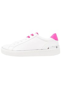 Bílé tenisky s růžovými akcenty, hladký syntetický svršek, kulatá špička, plochá podrážka a kovový detail na patě. Mají šest oček a ploché tkaničky.