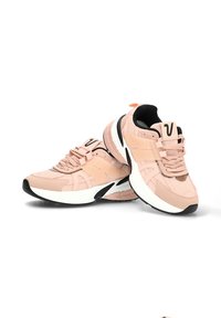 Zapatillas deportivas de un rosa ligero con parte superior de malla, acentos texturizados y suela en blanco y negro. Los cordones y el logo en la lengüeta añaden detalle.