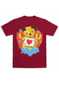 Rød t-shirt med en plysbjørn, der holder et kort. Designet inkluderer blå hjerter, teksten "Jeg ♥ U" og en farverig hjertebaggrund.