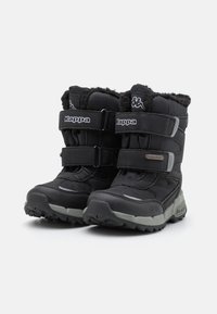 Schwarze Winterstiefel mit gepolstertem Obermaterial, zwei verstellbaren Riemen, Fleece-Futter, strukturiertem Gummisohle und Kappa-Logoprint an der Seite.
