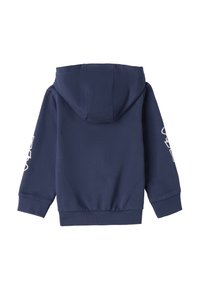 Sudadera infantil de color azul marino con capucha, puños y dobladillo acanalados, y texto gráfico blanco en las mangas, vista desde la parte trasera.