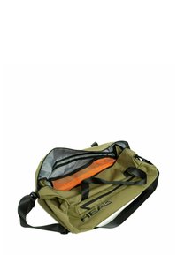 Sac de sport en tissu vert avec une fermeture éclair noire, comprenant une poche intérieure en maille orange. Longue bandoulière noire ajustable et logo HEAD sur le côté.