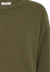 Olivgrüner Strickpullover mit geripptem Rundhalsausschnitt und lässiger Passform, der eine weiche und mittelschwere Textur aufweist.