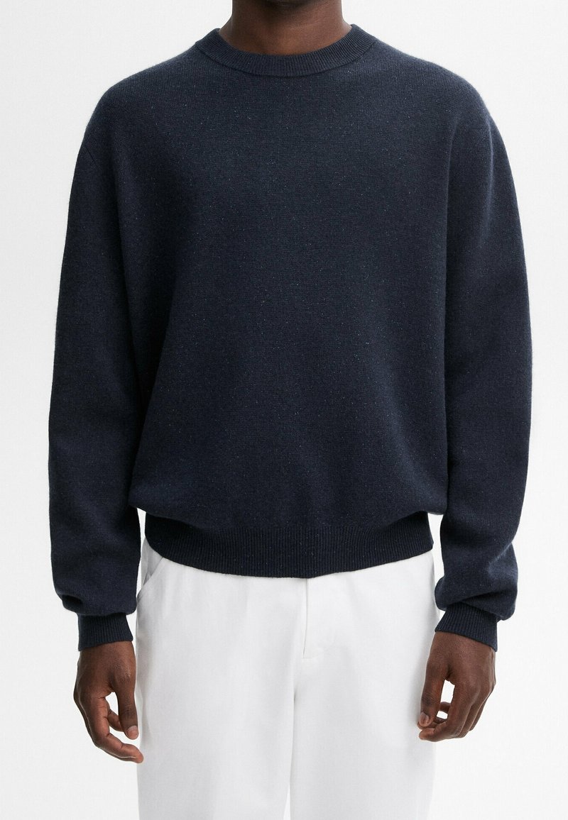 Marineblaues Rundhals-Pullover aus weichem Strickstoff. Mit gerippten Bündchen und Saum, einem leicht lockeren Schnitt und subtiler Textur.