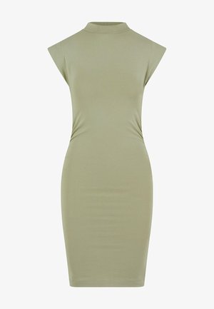 Gara līdz ceļgaliem, olīvzaļa pieguļoša kleita ar augstu apkakli un īsām piedurknēm. Gluda tekstūra, minimāls dizains bez rakstiem vai rotājumiem.