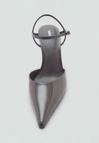 Szare lakierowane szpilki z ostrym noskiem i cienkim paskiem na kostkę. Gładka faktura, minimalistyczny design oraz metalowa klamra jako akcent.