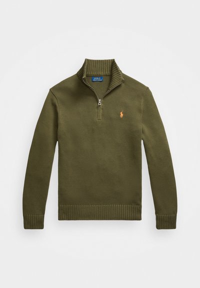 Olivengrøn striktrøje med lynlås ved mock neck, ribbede manchetter og kant. Har et lille logo på brystet. Tekstureret stof.