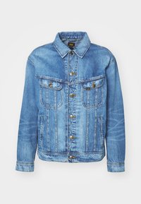 Ljusblå denimjacka med knäppning fram, två bröstfickor och krage. Har stickningsdetaljer och en avslappnad passform.