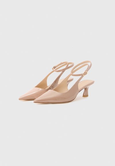 Cizme cu toc slingback din piele lacuită nude, cu vârf ascuțit, laterale tăiate minimal și toc subțire de tip kitten. Curea ajustabilă la gleznă cu cataramă.