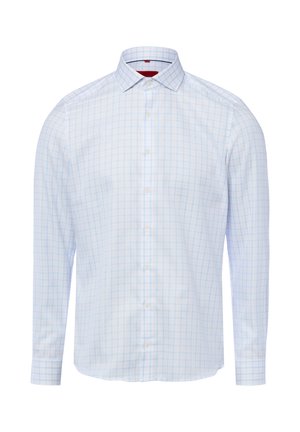 Weißes Langarm-Hemd mit hellblau kariertem Muster, durchgeknöpft und mit spitzem Kragen.