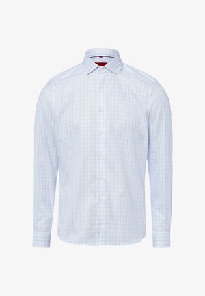 Weißes Langarm-Hemd mit hellblau kariertem Muster, durchgeknöpft und mit spitzem Kragen.
