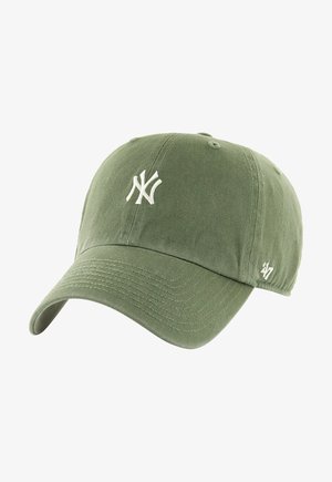 Boné de basquete em algodão verde, apresentando um logótipo bordado em branco "NY" na parte da frente e um logótipo menor de lado, com uma aba curvada.