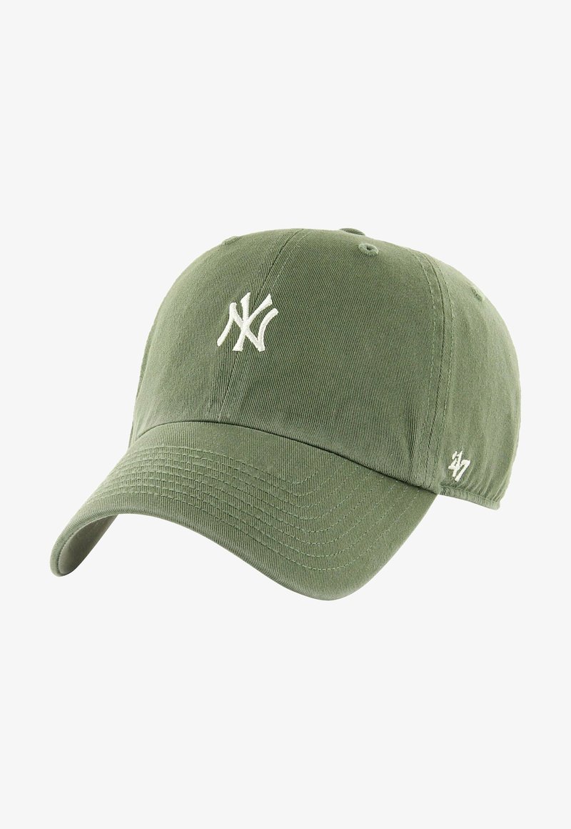 Boné de basquete em algodão verde, apresentando um logótipo bordado em branco "NY" na parte da frente e um logótipo menor de lado, com uma aba curvada.