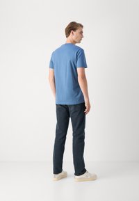 Calvin Klein Jeans HEAVY REGULAR  - Jednoduché tričko - blue coast
