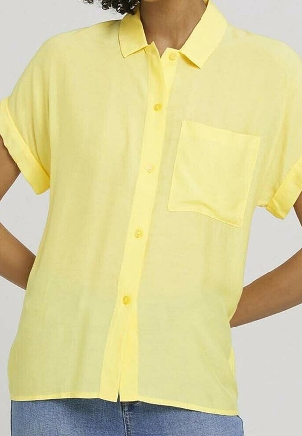 Chemise jaune à manches courtes avec boutons, en tissu léger. Elle présente une poche poitrine et une coupe décontractée avec des poignets retroussés.