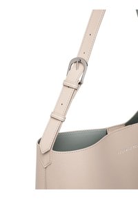 Beige Leder-Schultertasche mit einem verstellbaren Tragegurt, silberner Metallschnalle und glatter Textur. Das Innere verfügt über ein kontrastierendes hellgrünes Futter.