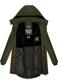 Grön isolerad jacka med en vadderad svart insida. Har en pälsfoder, röda accenter och flera invändiga fickor. Huva ingår.