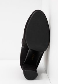 Laura Biagiotti Botines de tacón - black