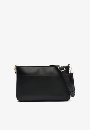 Čierna kožená crossbody taška s hladkým povrchom, obdĺžnikovým tvarom, nastaviteľným popruhom a zlatými akcentmi. Obsahuje detail predného vrecka.
