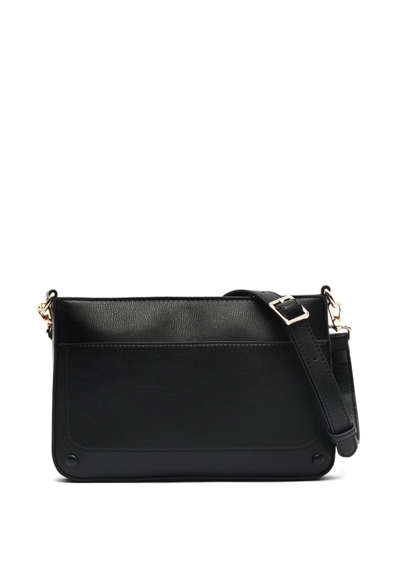 Borsa a tracolla in pelle nera con una texture liscia, forma rettangolare, tracolla regolabile e dettagli in metallo dorato. Dettaglio della tasca anteriore incluso.