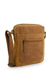 Hnědá kožená crossbody taška s obdélníkovým tvarem,embosovaný přední kapsa, nastavitelné ramenní popruhy a hladký povrch. Zapínání na zip nahoře.