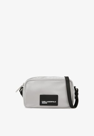 Mała prostokątna jasnoszara torba na ramię z czarnym regulowanym paskiem i naszywką z logo "Karl Lagerfeld Jeans" z przodu.