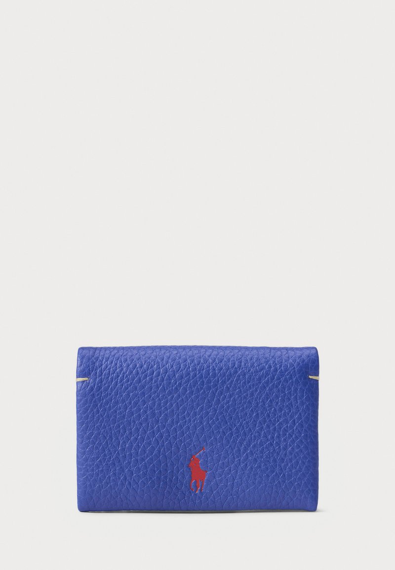 Portofel albastru din piele cu un finisaj texturat, având un logo roșu și accente aurii. Design compact, de formă rectangulară.