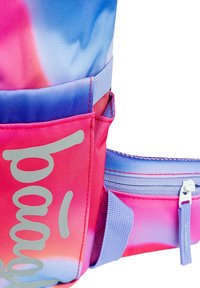 Zaino realizzato in tessuto testurizzato; presenta un motivo a gradiente di rosa e blu, con un logo argentato e tasche con zip.
