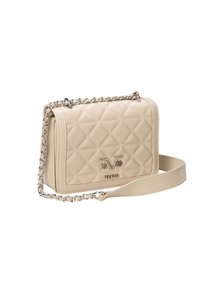 Gestepptes beiges Handtasche mit einer Kettenriemen, mit rechteckiger Form, silbernen Akzenten und Logodetail auf der Vorderseite.