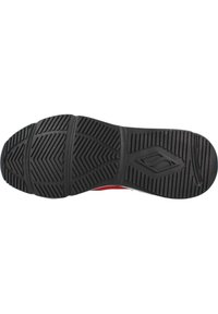 Suola di scarpa in gomma nera con motivi testurizzati per la presa, design della punta curva e un accento rosso sul lato.